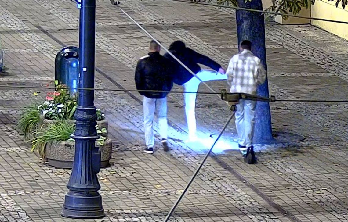 Jechali we trzech na jednej hulajnodze i rozrabiali na mieście. Młodzi mężczyźni byli pijani, a teraz każdy z ich jest biedniejszy o ładną sumkę