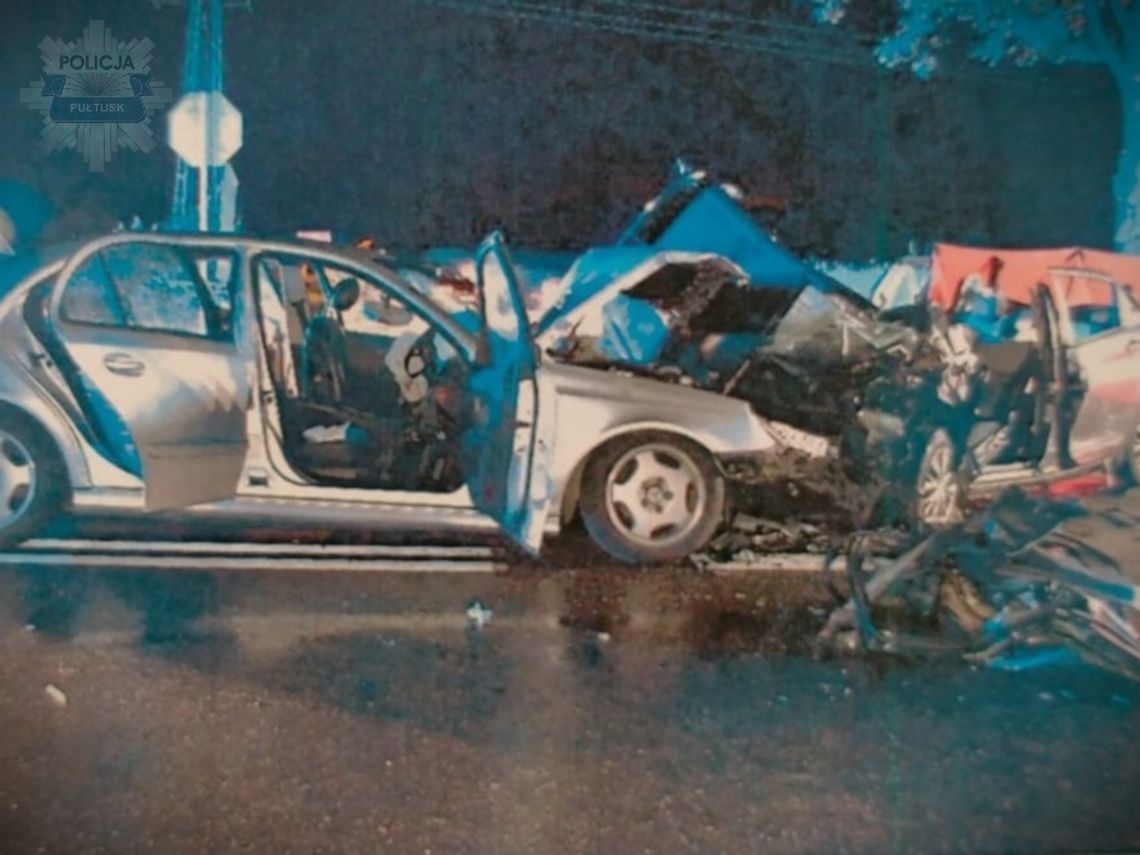 Jedna osoba zginęła, a pięć jest rannych po czołowym zderzeniu toyoty i mercedesa na krajowej 61