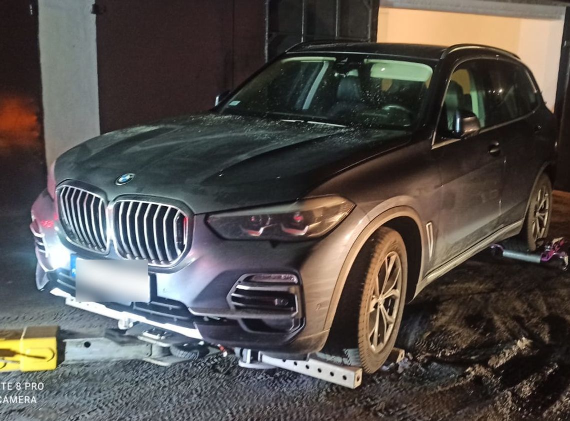 Jednej nocy złodzieje ukradli auta warte ponad 2 miliony: 12 BMW, lexusa i hyundaia [WIDEO, FOTO]