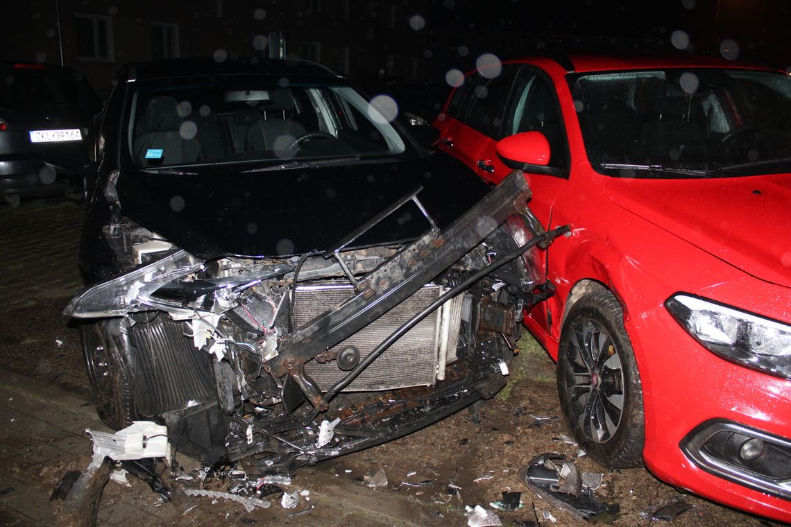 Jedno auto, dwóch pijanych kierowców. Nocny rajd zakończony kraksą na parkingu