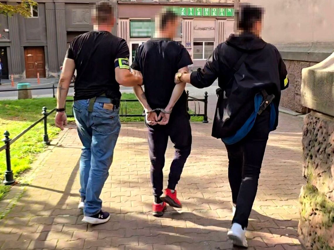 Jedno skradzione auto, trzy zatrzymania. Wpadł złodziej, paser i poszukiwana kobieta Jedno skradzione auto, trzy zatrzymania. Wpadł złodziej, paser i poszukiwana kobieta