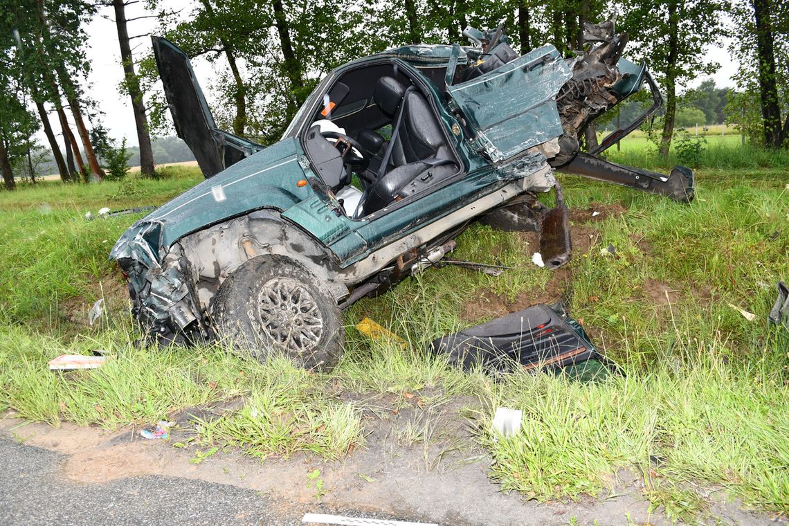 Jeep zderzył się z ciężarówką i wpadł do rowu. Z auta oderwało się koło, które uderzyło w BMW