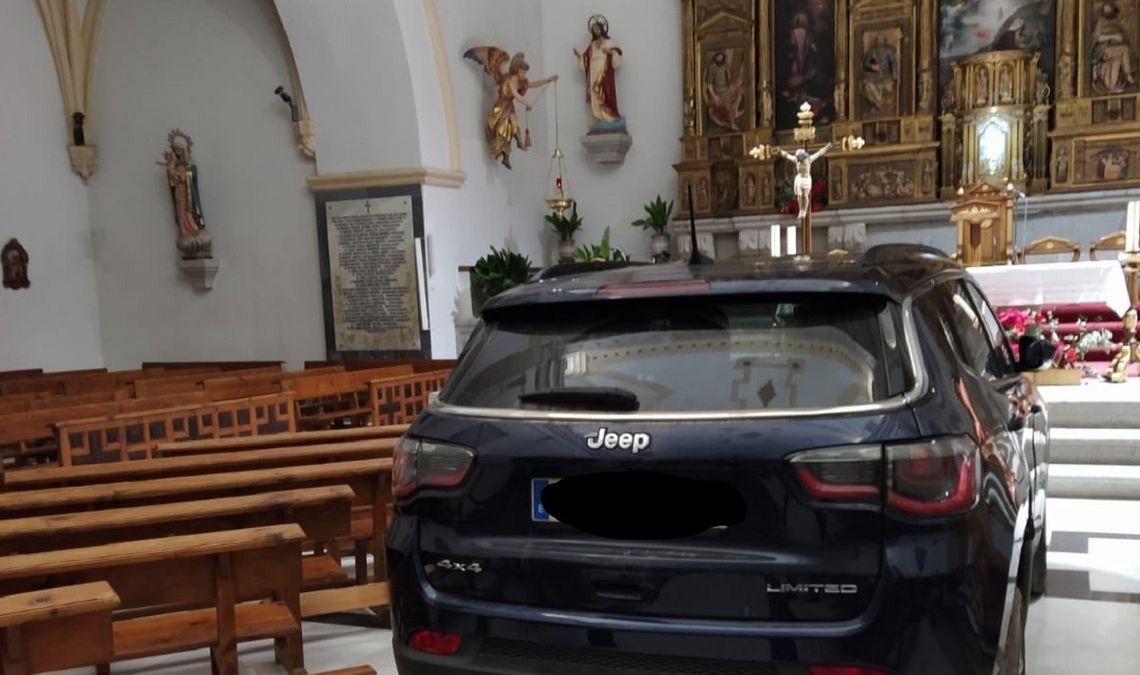 "Jestem opętany". Kierowca jeepa staranował drzwi kościoła i wjechał przed ołtarz