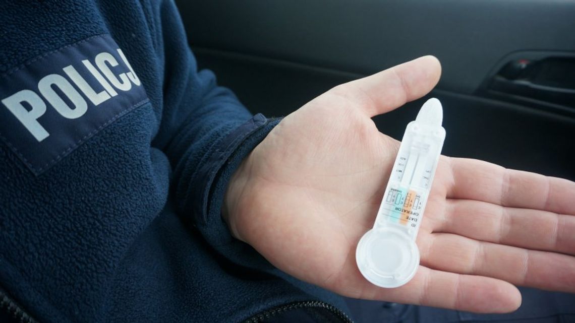 Jeździł motorem po chodniku. Podczas legitymowania policjanci zauważyli biały proszek na dowodzie