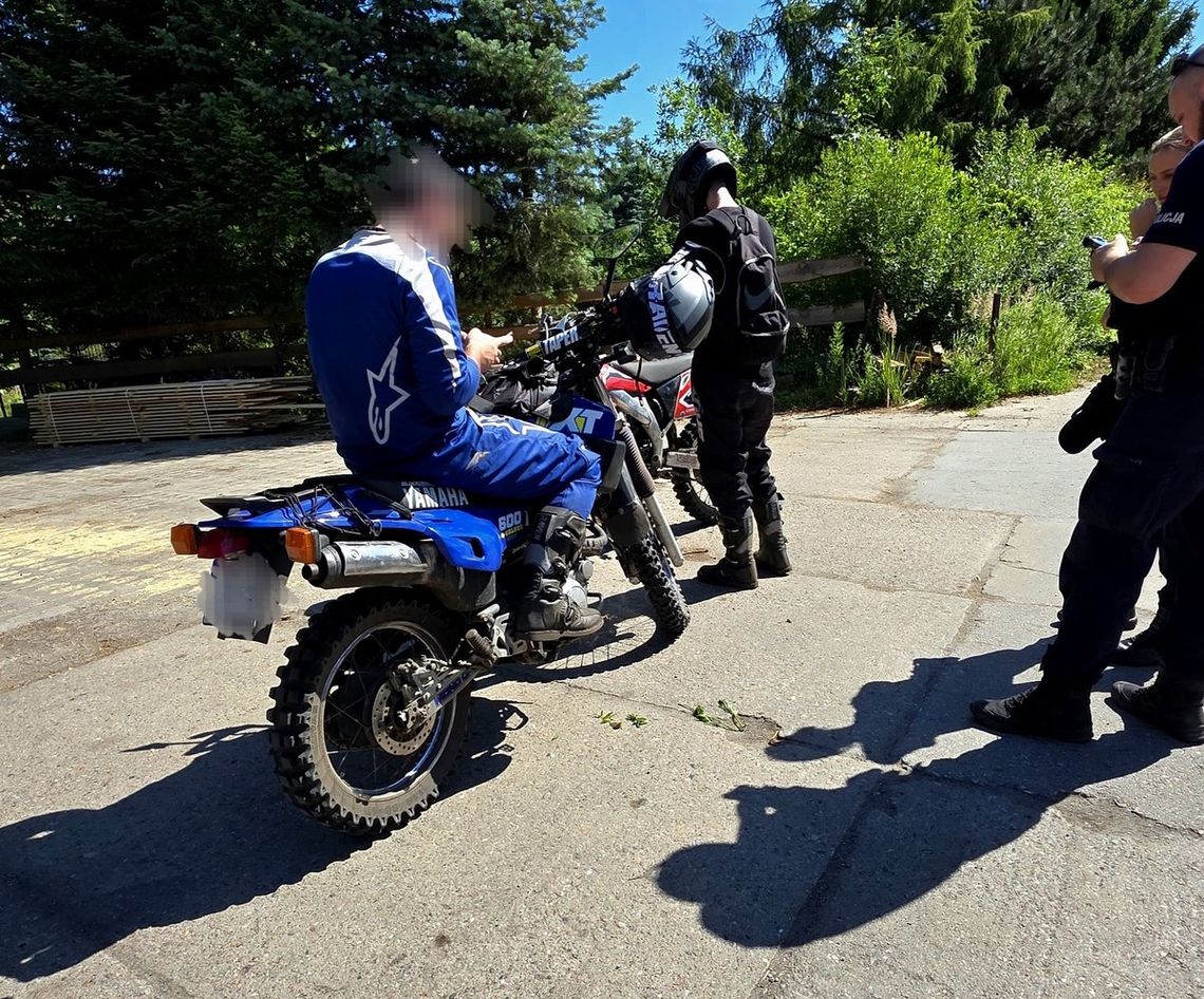 Jeździł po lesie crossem. 20-latek nie miał uprawnień, a motocykl badań i ubezpieczenia