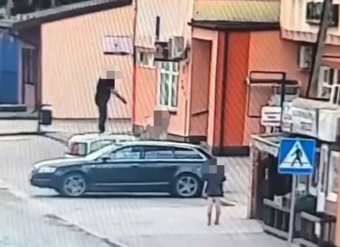 Kamery nagrały, jak skaczą po samochodach. Sprawcami 44-latek i nieletni chłopiec Kamery nagrały, jak skaczą po samochodach. Sprawcami 44-latek i nieletni chłopiec