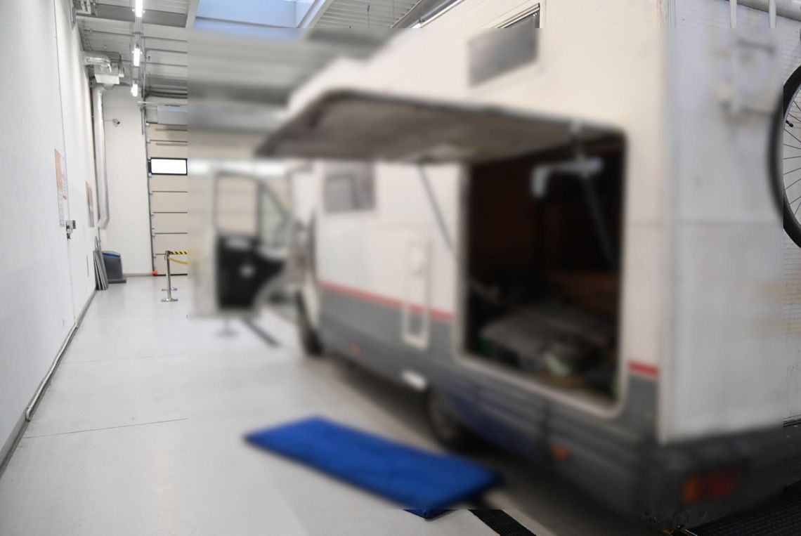Kamper pełen kontrabandy. Mundurowi znaleźli prawie dwa tysiące paczek papierosów Kamper pełen kontrabandy. Mundurowi znaleźli prawie dwa tysiące paczek papierosów