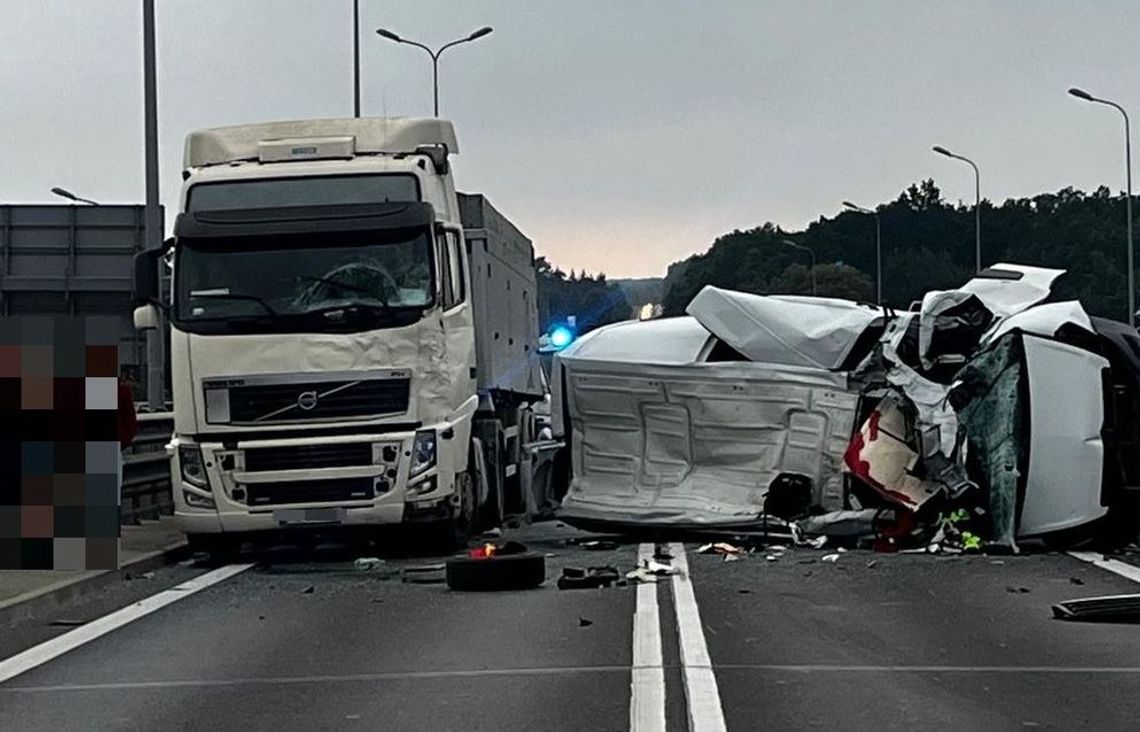 Karambol czterech pojazdów na krajowej 9. Trzy osoby zostały zabrane do szpitala