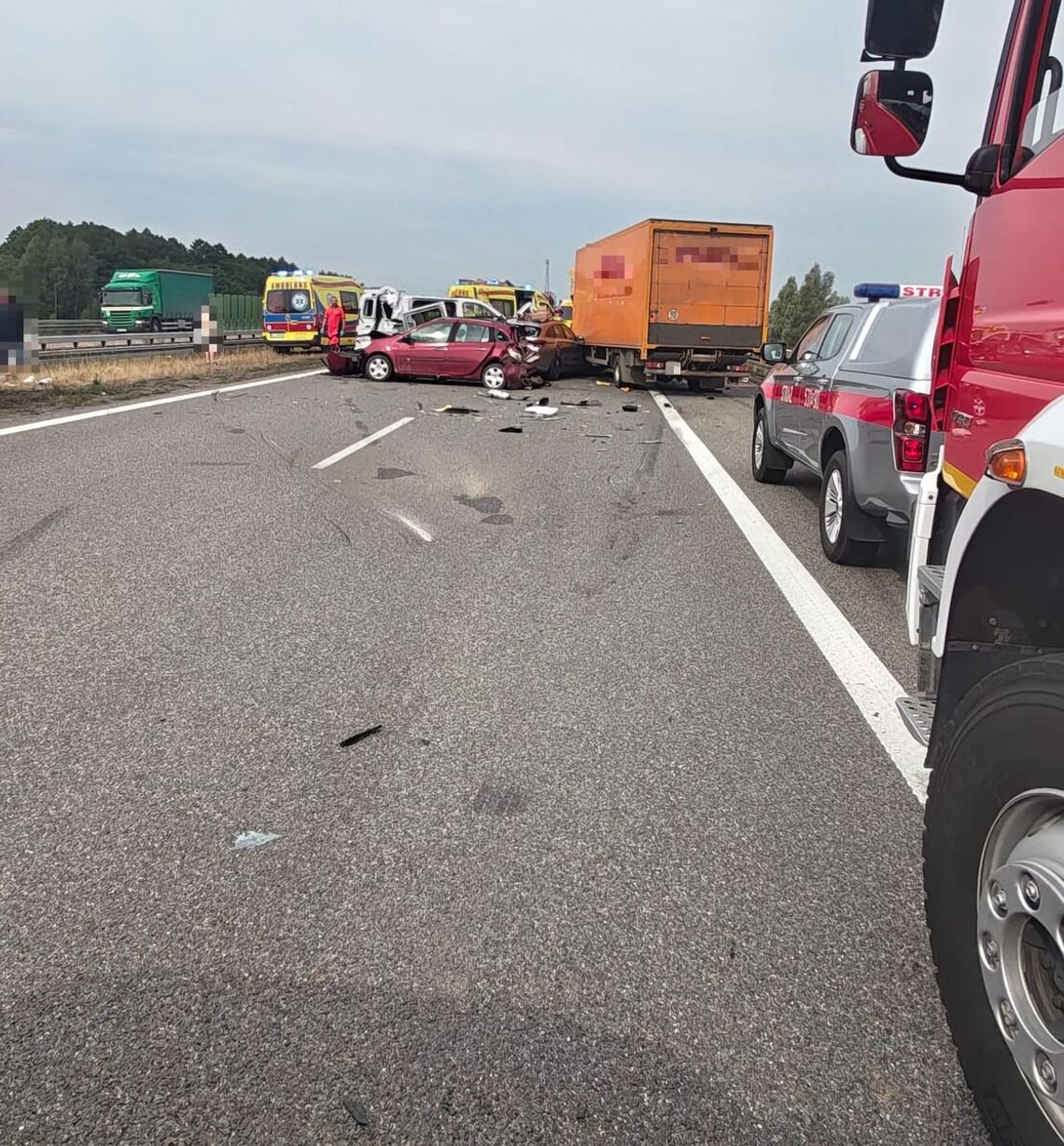 Karambol i uderzenie w bariery na autostradzie A4. Trasa w kierunku Krakowa całkowicie zablokowana Karambol i uderzenie w bariery na autostradzie A4. Trasa w kierunku Krakowa całkowicie zablokowana