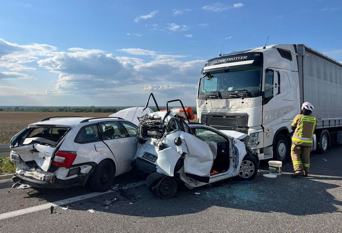 Karambol na drodze ekspresowej S19. Zderzyły się cztery pojazdy, trzy osoby zostały ranne