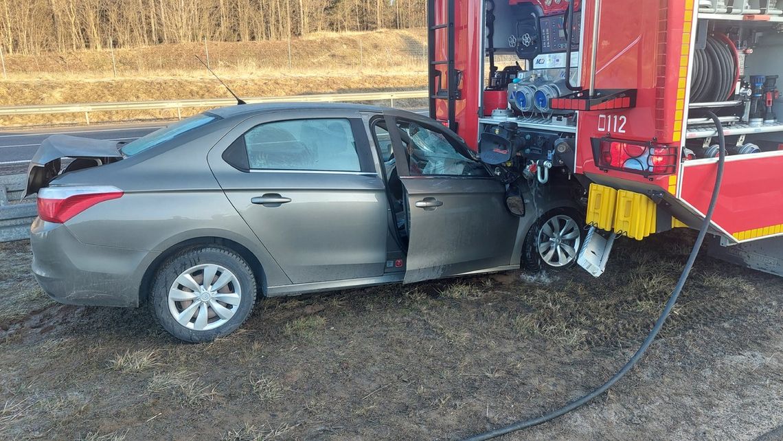 Karambol na drodze ekspresowej S7. Jedno z aut wbiło się w tył wozu strażackiego