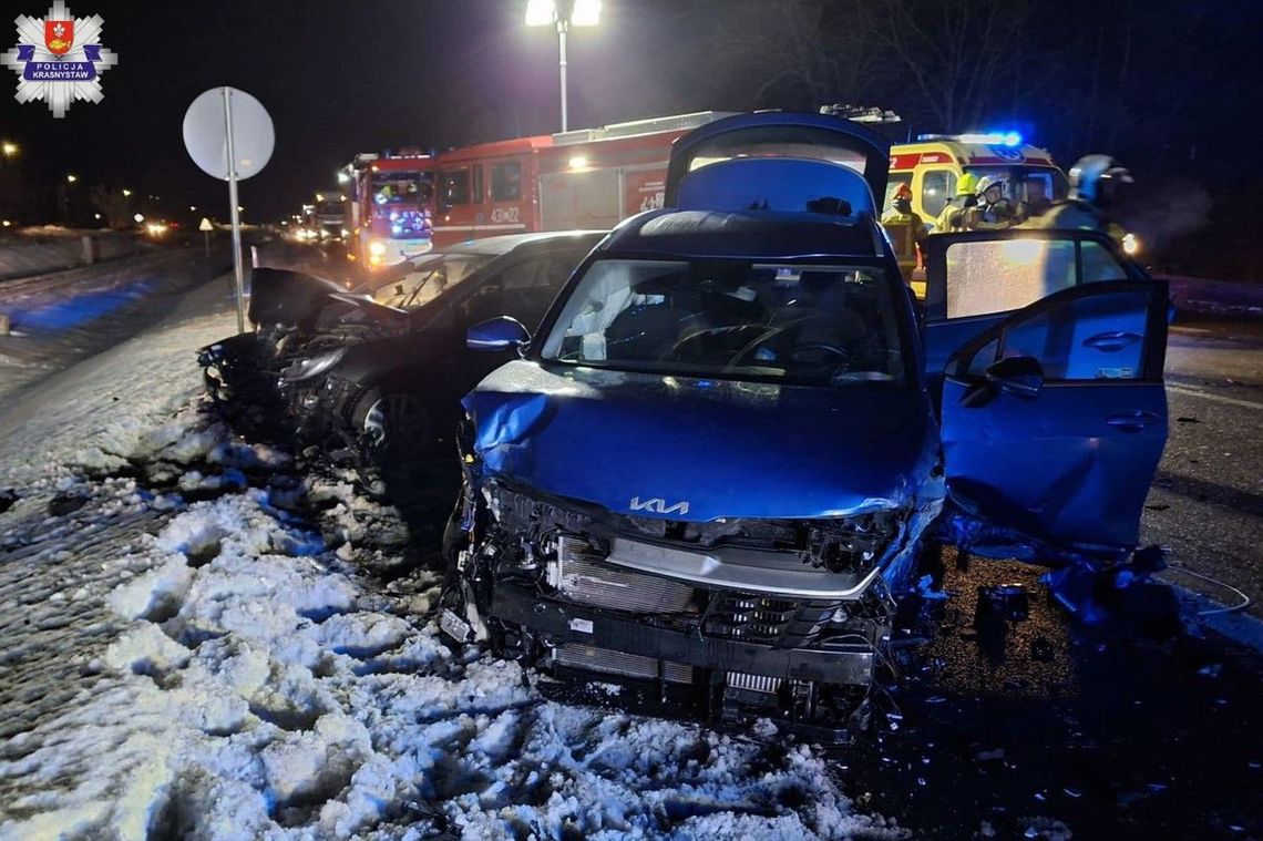 Karambol na krajowej 17. Do szpitala zabrano cztery osoby, w tym matkę z czterodniowym niemowlęciem