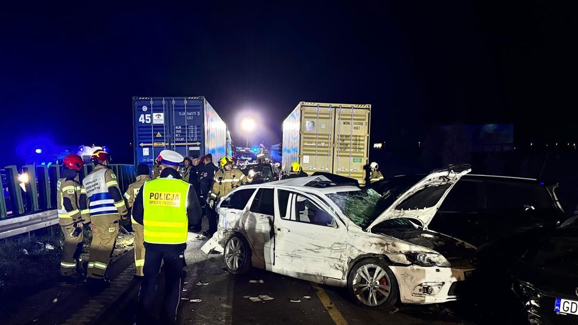 Karambol z udziałem 21 pojazdów. Kilka pojazdów zapaliło się, zginęły cztery osoby [FOTO]