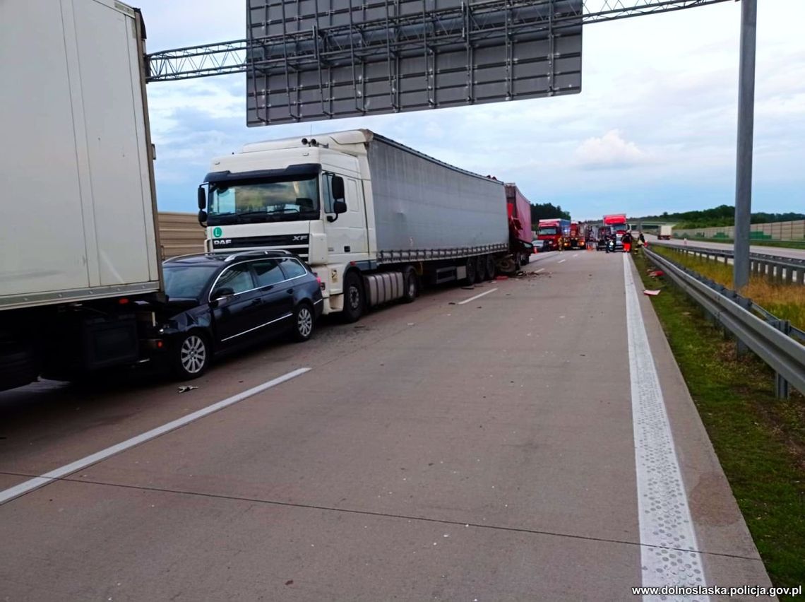 Karambol z udziałem 3 ciężarówek i osobówki na autostradzie A4. Kierowca mana zginął na miejscu