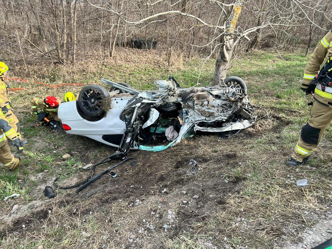 Karambol z udziałem pięciu aut na krajowej 63. Volvo i BMW wypadły z drogi i dachowały na polu