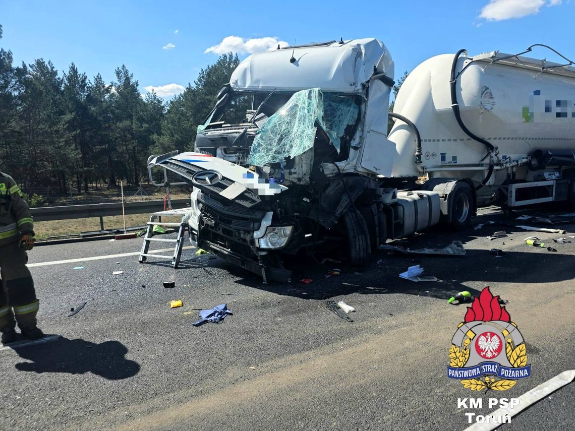 Karambol z udziałem trzech ciężarówek na ekspresowej S10. Dwie osoby zostały ranne. ZDJĘCIA