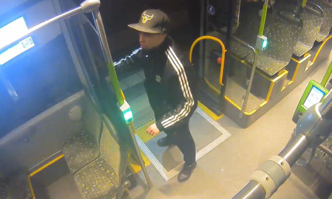 Karate Seba dał popis w autobusie miejskim. Skasował łokciem szybę, szuka go policja [WIDEO]