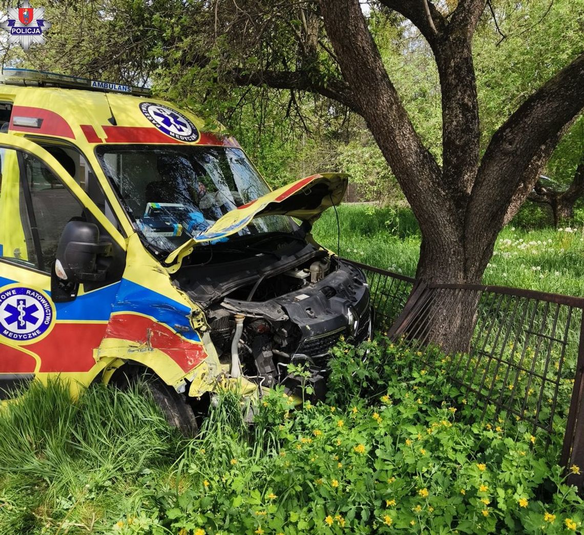 Karetka na sygnale wyprzedzała kilka pojazdów, renault skręcało w lewo. Doszło do zderzenia Karetka na sygnale wyprzedzała kilka pojazdów, renault skręcało w lewo. Doszło do zderzenia