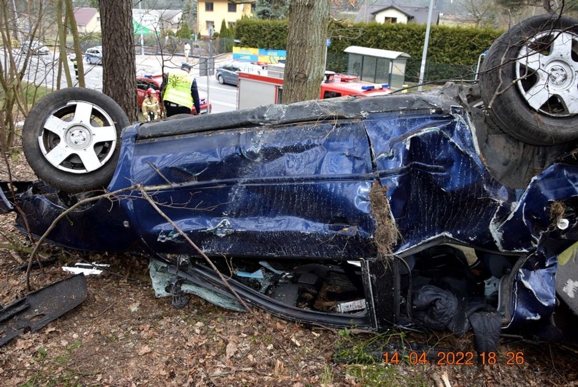 Karma błyskawicznie dopadła złodziej. Rozbili auto podczas ucieczki z miejsca kradzieży