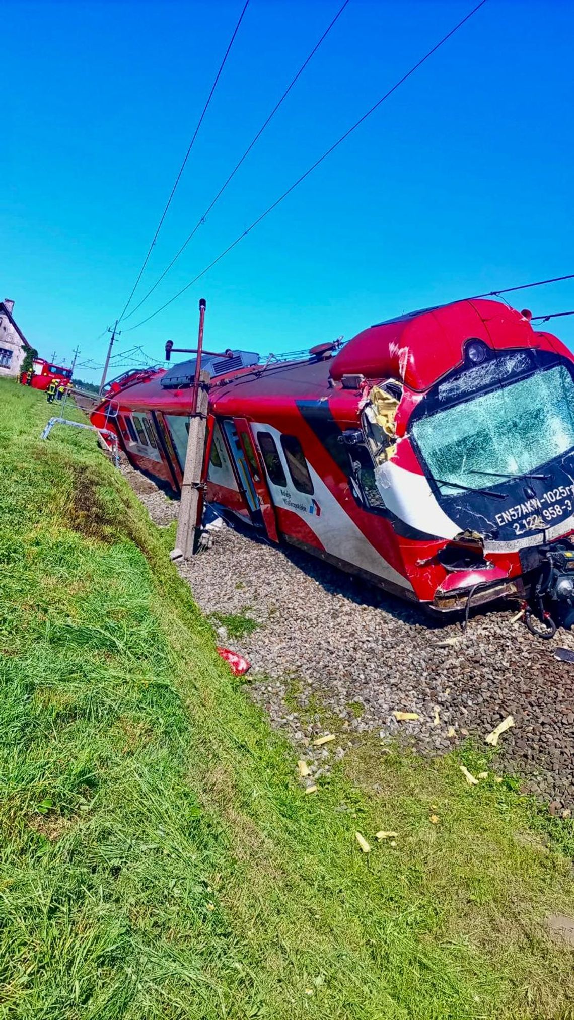Katastrofa kolejowa w Wielkopolsce. Ciężarówka uderzyła w pociąg osobowy. Jedna osoba nie żyje