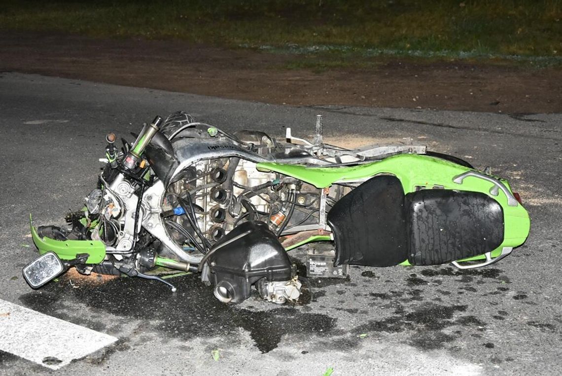 Kawasaki zderzyło się z Volkswagenem. Motocyklista nie miał uprawnień i jechał bez świateł Kawasaki zderzyło się z Volkswagenem. Motocyklista nie miał uprawnień i jechał bez świateł
