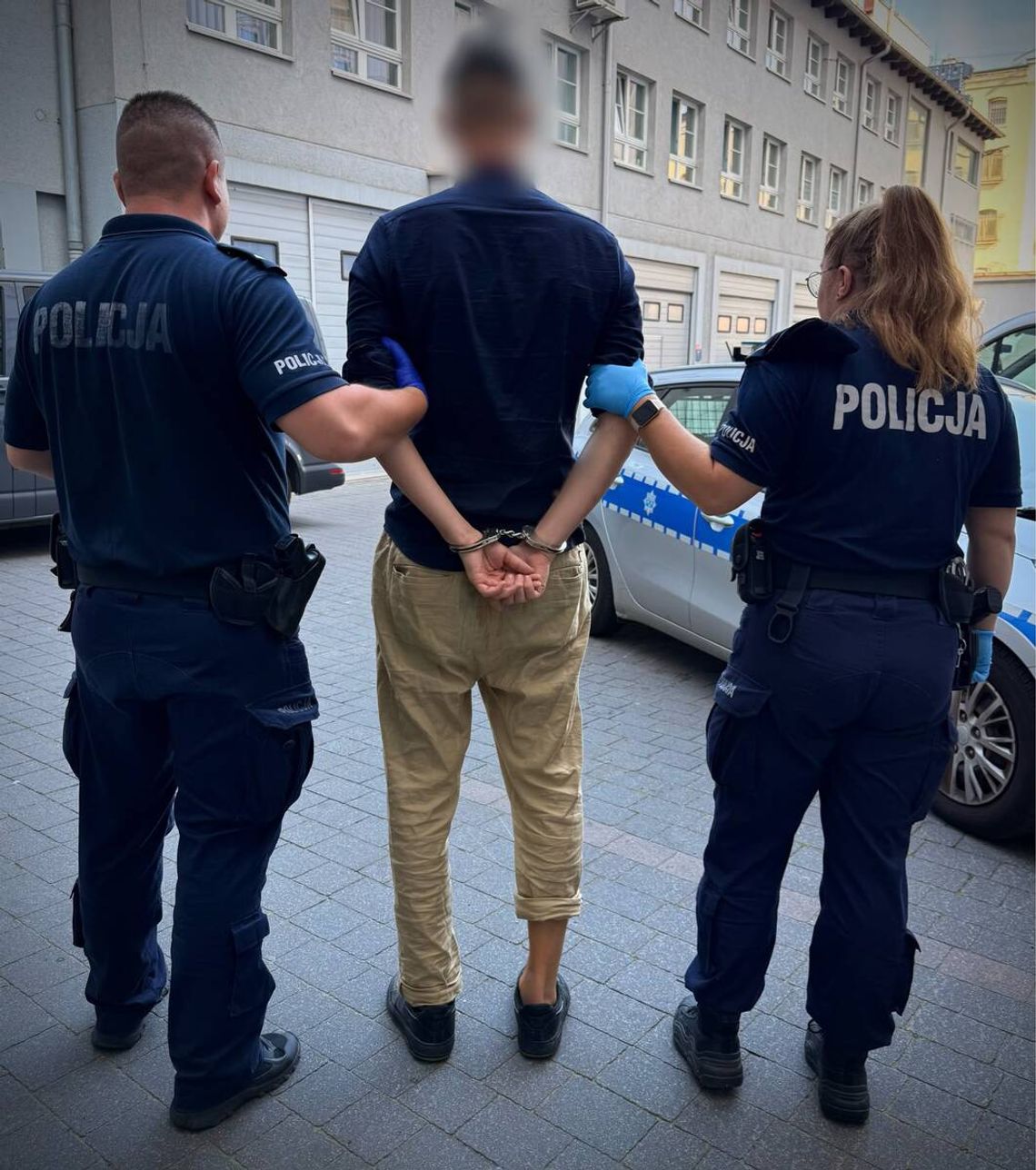 Kazał kobiecie wyrzucić przez okno pieniądze i biżuterię. Oszust zatrzymany na gorącym uczynku Kazał kobiecie wyrzucić przez okno pieniądze i biżuterię. Oszust zatrzymany na gorącym uczynku