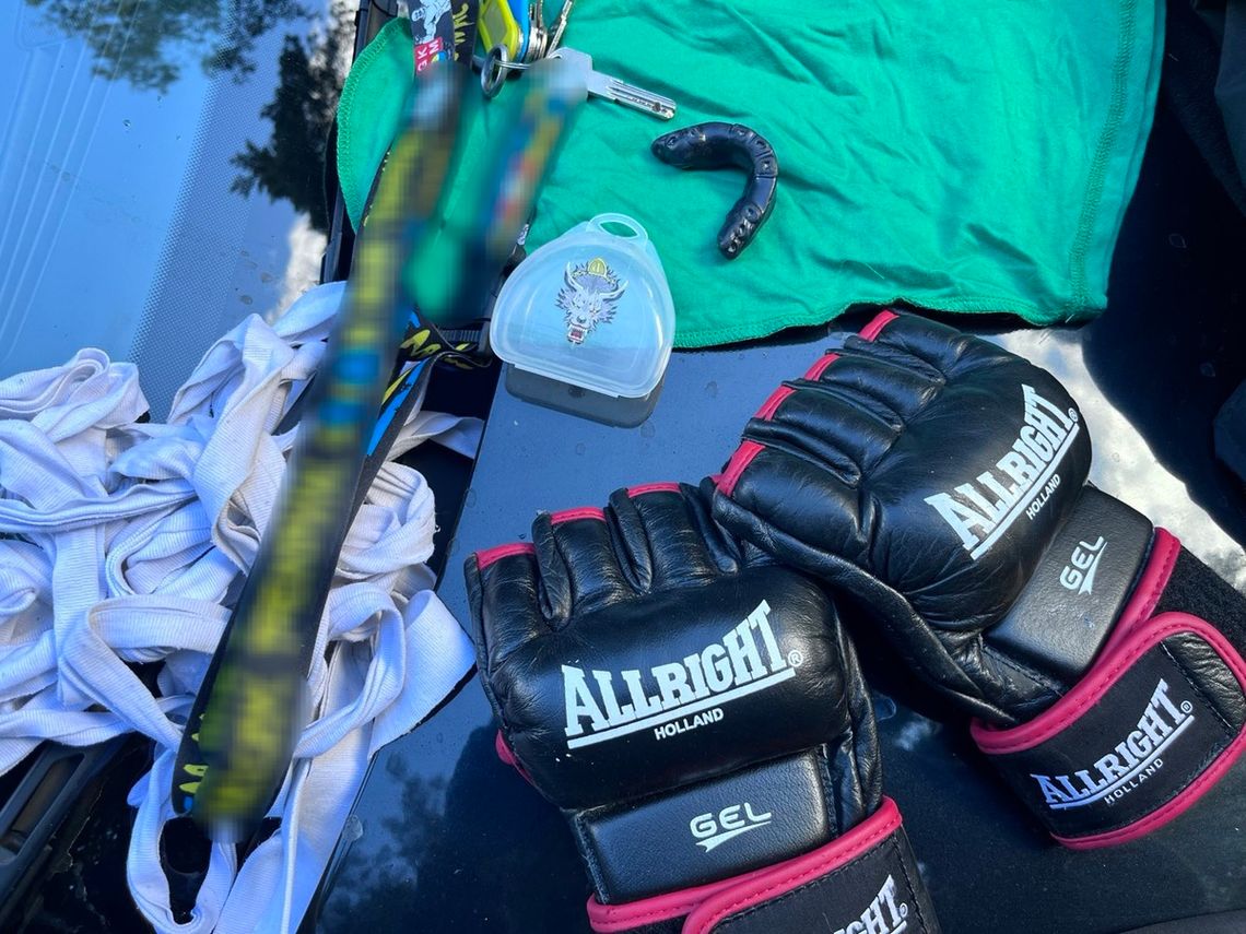 Kibole chcieli zablokować autostradę i napaść na autokar. Policjanci nie dopuścili do bójki