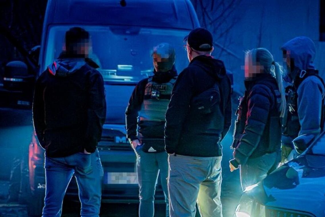 Kibole handlowali narkotykami i ściągali nielegalnych migrantów. Akcja policji i Straży Granicznej Kibole handlowali narkotykami i ściągali nielegalnych migrantów. Akcja policji i Straży Granicznej