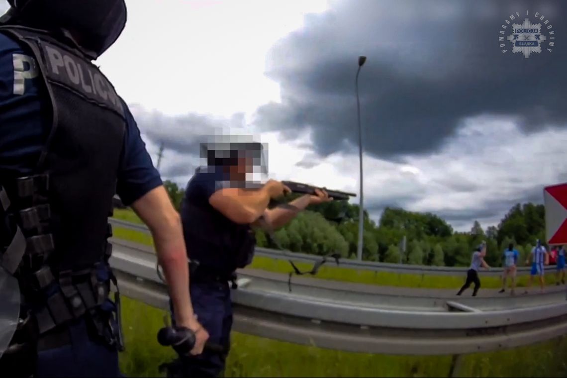 Kibole zablokowali drogę i chcieli doprowadzić do bójki. Policjanci zapobiegli konfrontacji [WIDEO]