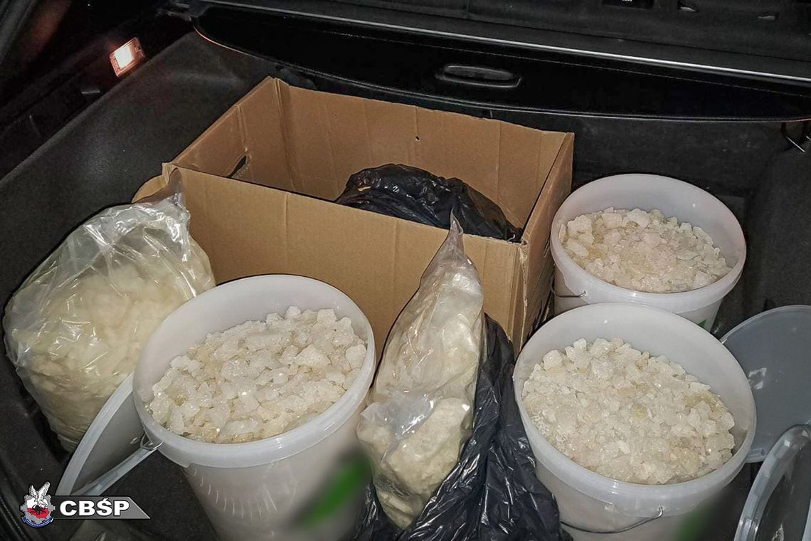 Kibole zatrzymani przez CBŚP. Mieli ponad sto kilogramów narkotyków w wiadrach