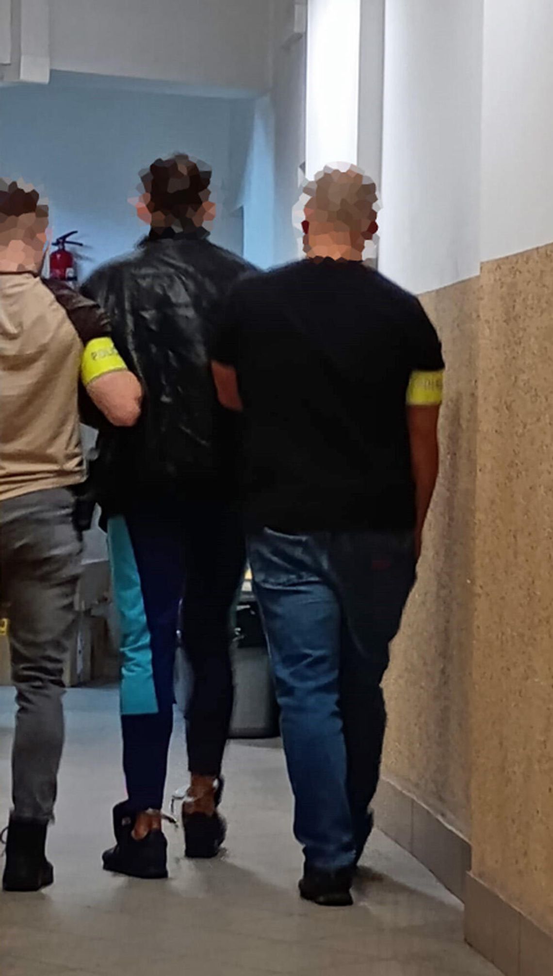 Kibolska bójka z Hiszpanami na S8. Pierwsze osoby usłyszały zarzuty, policja prowadzi kolejne zatrzymania Kibolska bójka z Hiszpanami na S8. Pierwsze osoby usłyszały zarzuty, policja prowadzi kolejne zatrzymania