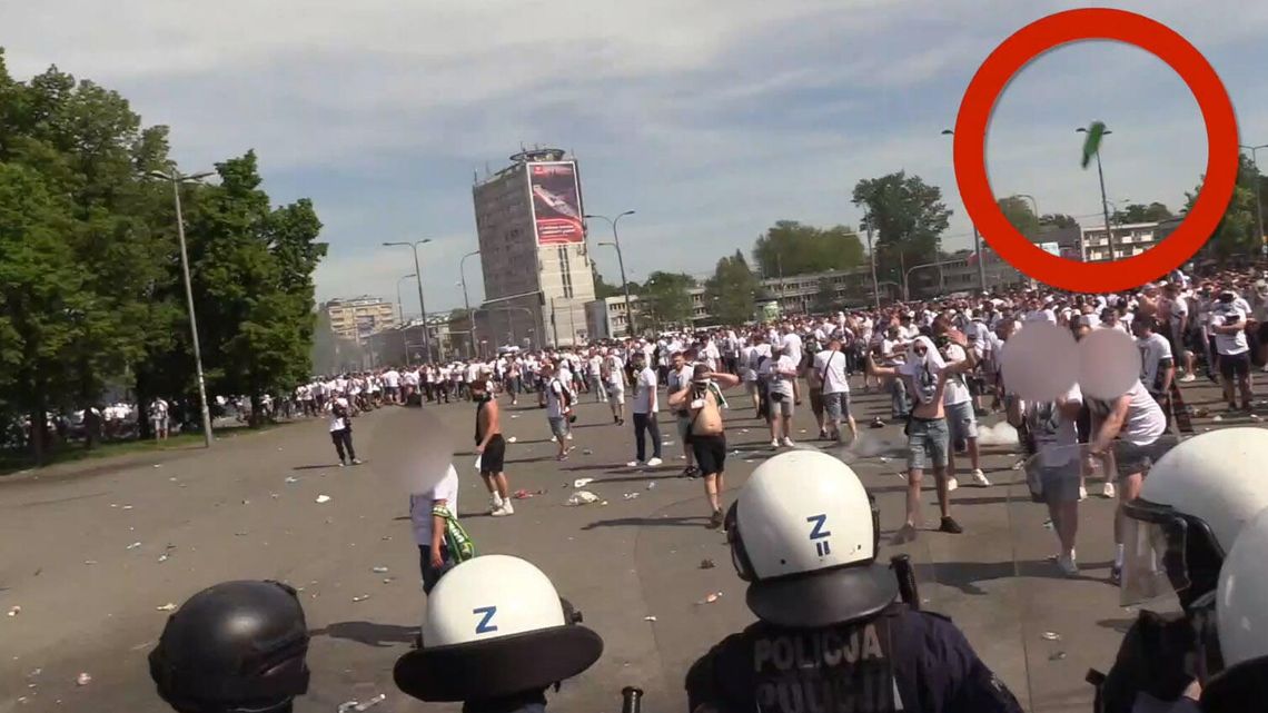 Kibolska zadyma w Warszawie. Policja wkracza do akcji. Tak to wyglądało. WIDEO