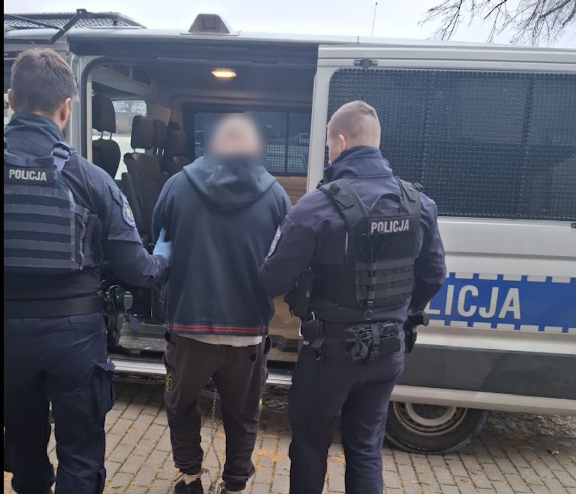 Kierowca audi celowo wjechał w kobietę, poważnie ją raniąc. Po wypadku uciekł i ukrywał się