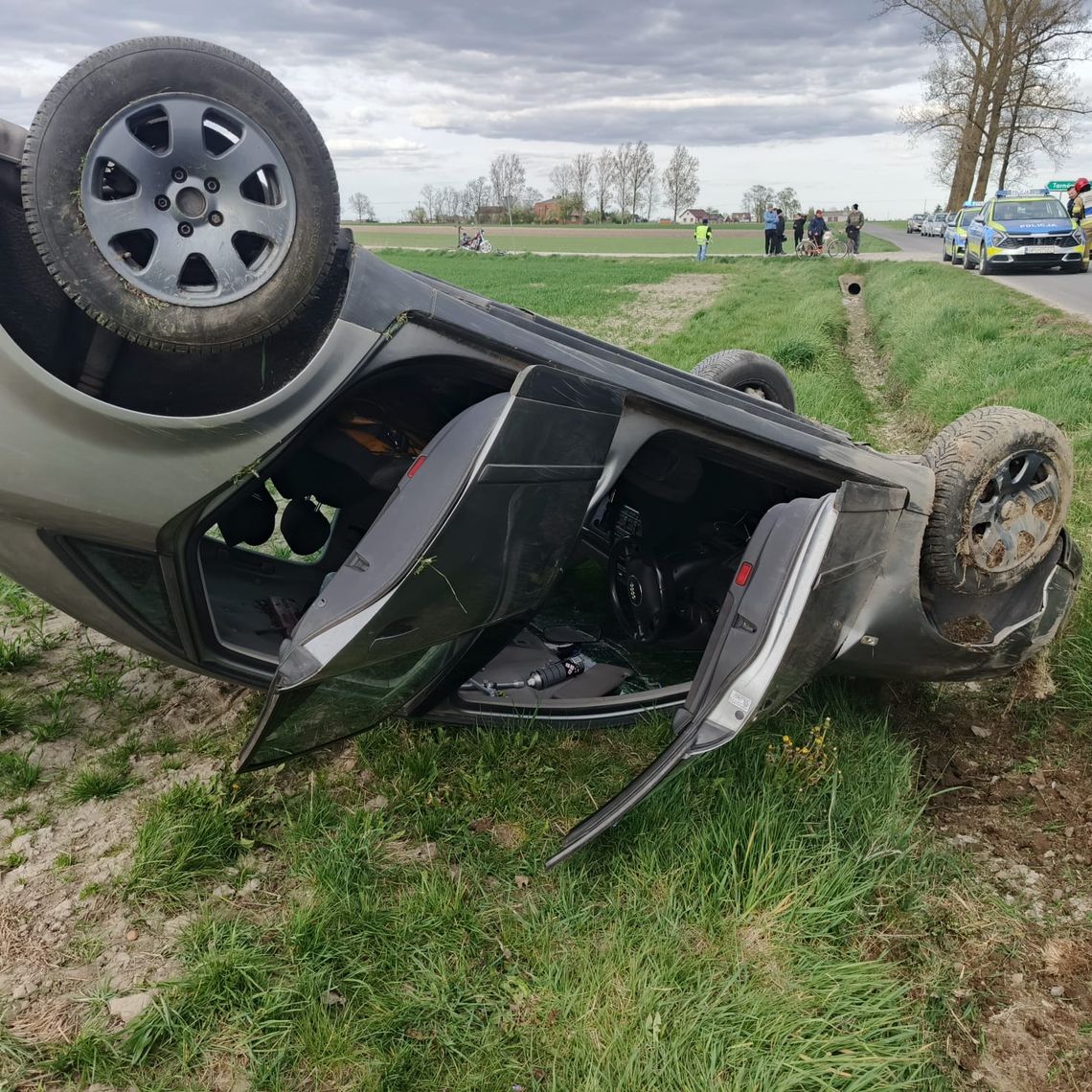 Kierowca Audi dachował mają blisko sześć promili. W tym stanie przewoził swojego ojca