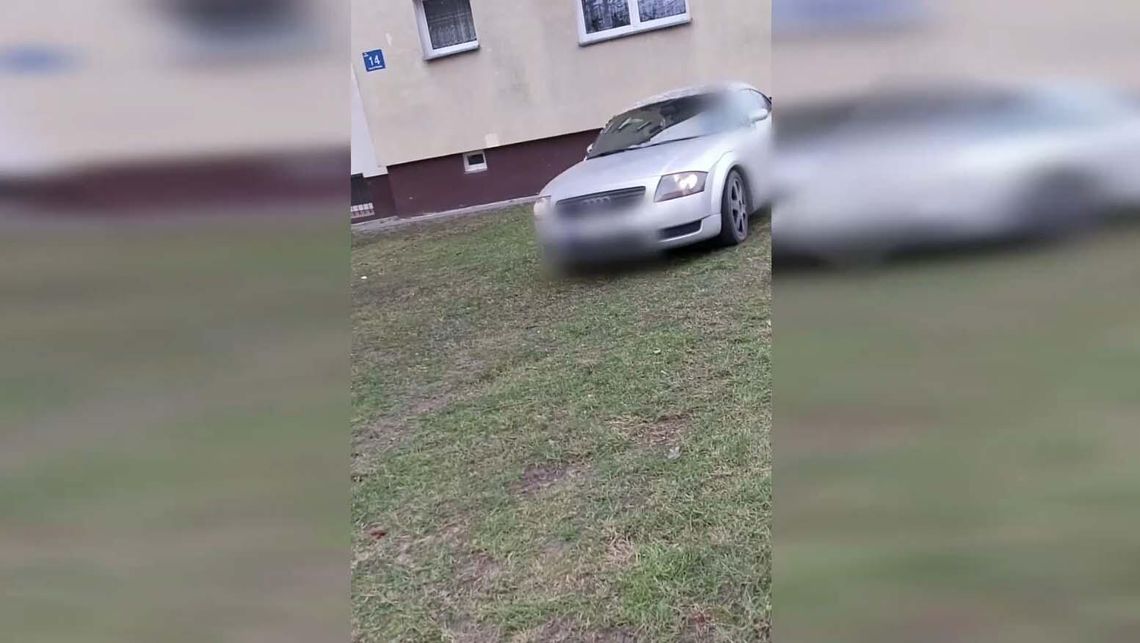 Kierowca audi jeździł po trawie i chodniku. Słono za to zapłacił Kierowca audi jeździł po trawie i chodniku. Słono za to zapłacił