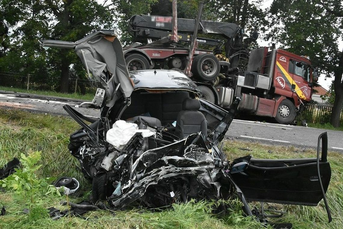 Kierowca audi na prostym odcinku drogi zjechał na czołówkę z ciężarówką. Lekarzom nie udało się go uratować