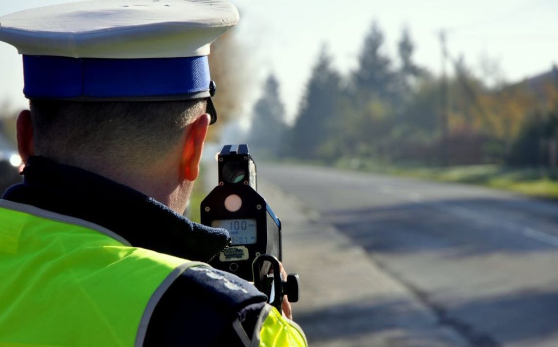 Kierowca audi natrąbił na policjantów z radarem, a po chwili wcisnął gaz do dechy