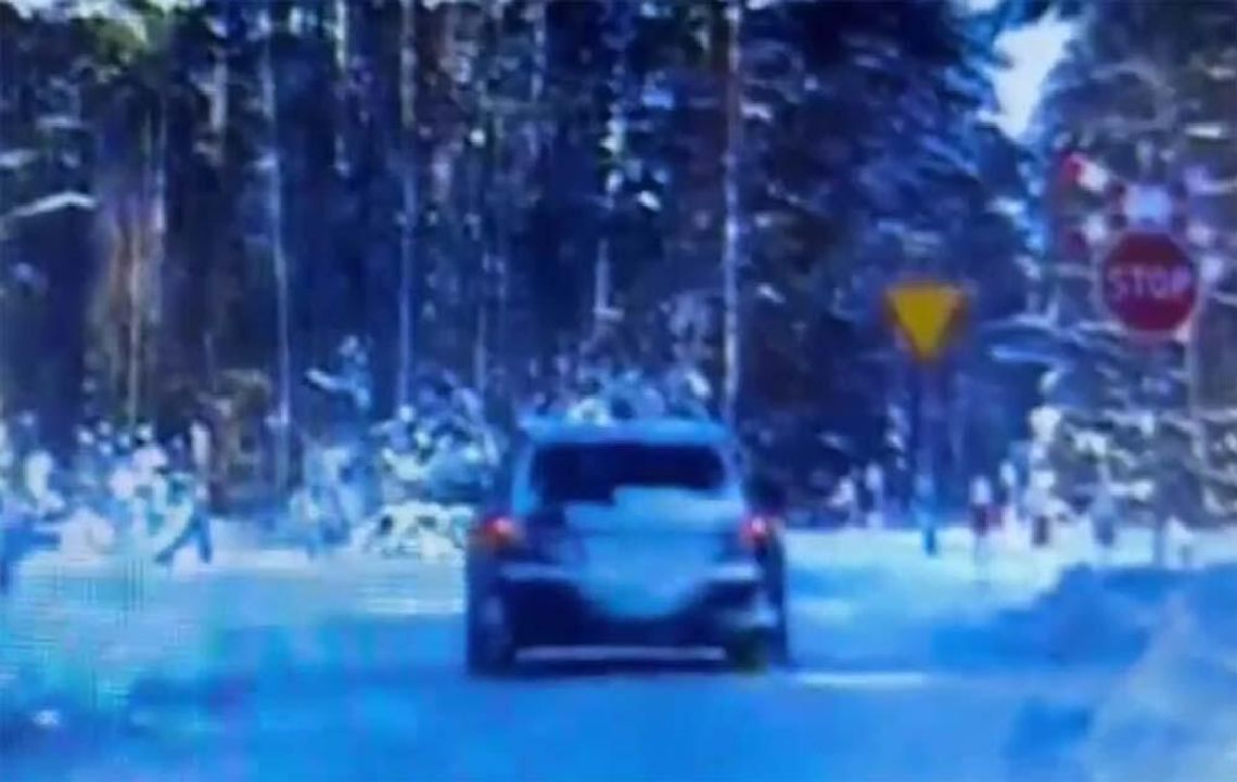 Kierowca audi nie zatrzymał się na stopie i znacząco przekroczył prędkość. Tłumaczył, że tak odśnieża samochód