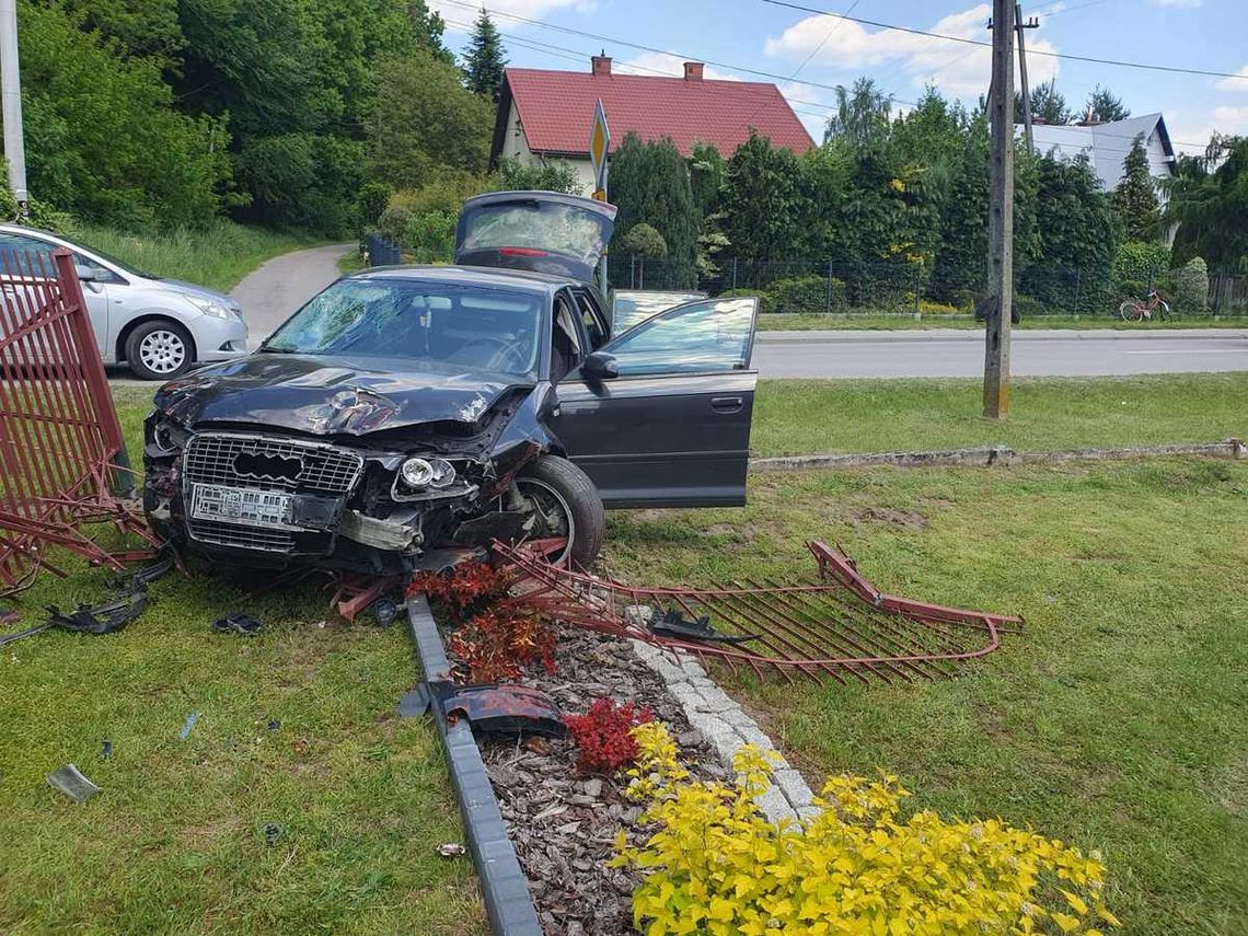 Kierowca audi potrącił rowerzystę, a następnie wjechał w ogrodzenie. W wypadku zginął 63-latek