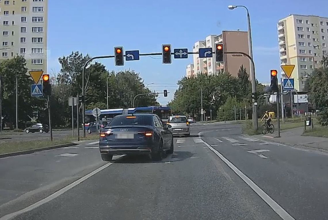 Kierowca audi rażąco złamał przepisy. Policja dostała nagranie i teraz grozi mu surowa kara