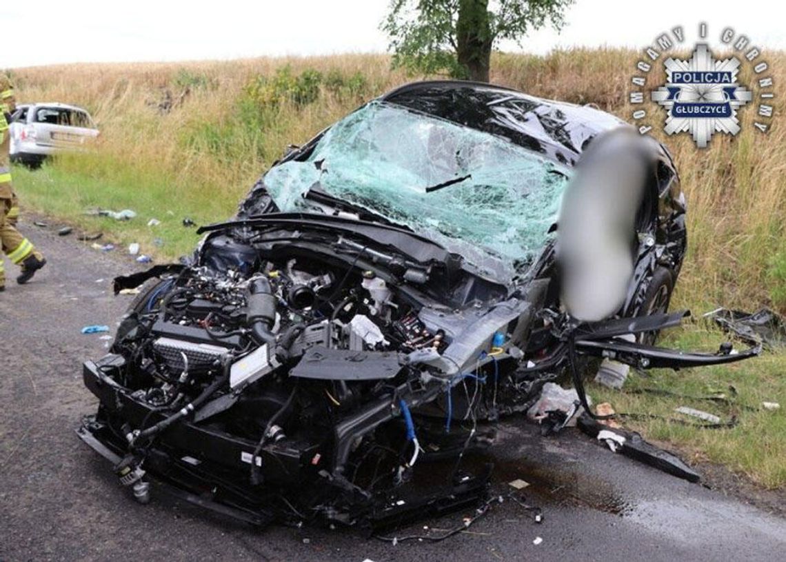 Kierowca audi w ciągu kilku sekund zderzył się z dwoma autami. Sześć osób zabranych do szpitali Kierowca audi w ciągu kilku sekund zderzył się z dwoma autami. Sześć osób zabranych do szpitali