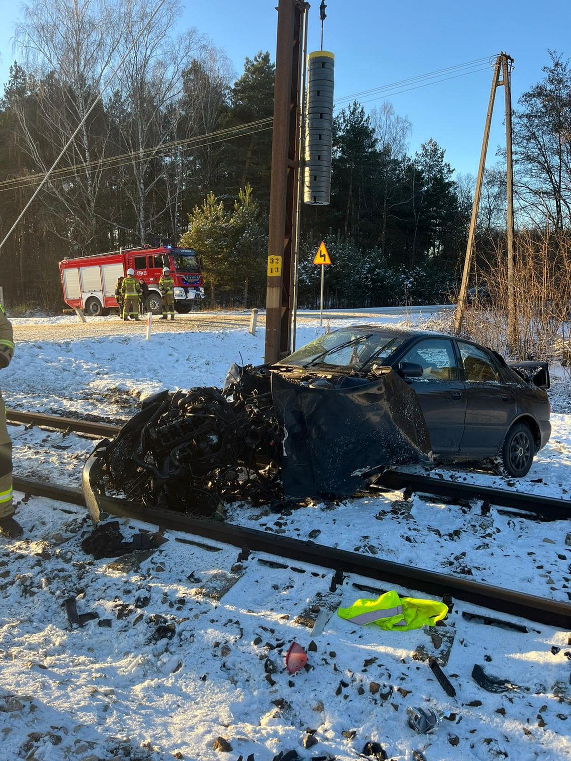 Kierowca audi wjechał przed drezynę. Groźny wypadek na niestrzeżonym przejeździe kolejowym [FOTO]