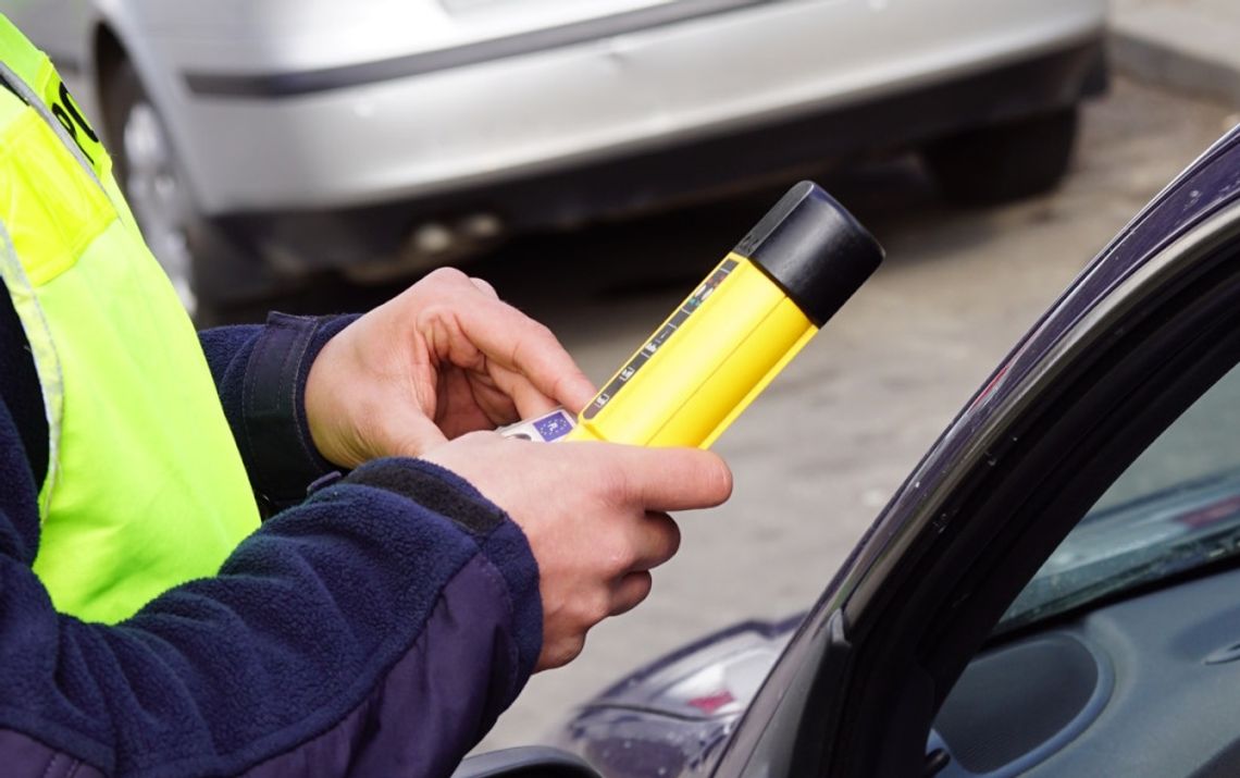 Kierowca audi wjechał w drzewo i dachował. Był tak pijany, że zabrakło skali w alkomacie