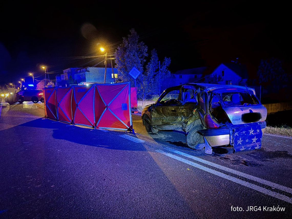 Kierowca audi wyprzedzał na skrzyżowaniu, doszło do wypadku. Zginęła 64-letnia kobieta