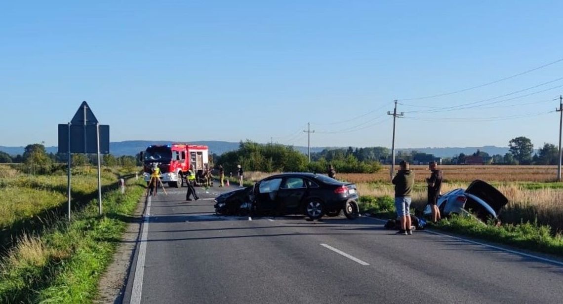 Kierowca audi zjechał na czołówkę i zderzył się z dwoma autami. Dwie osoby zabrane do szpitala