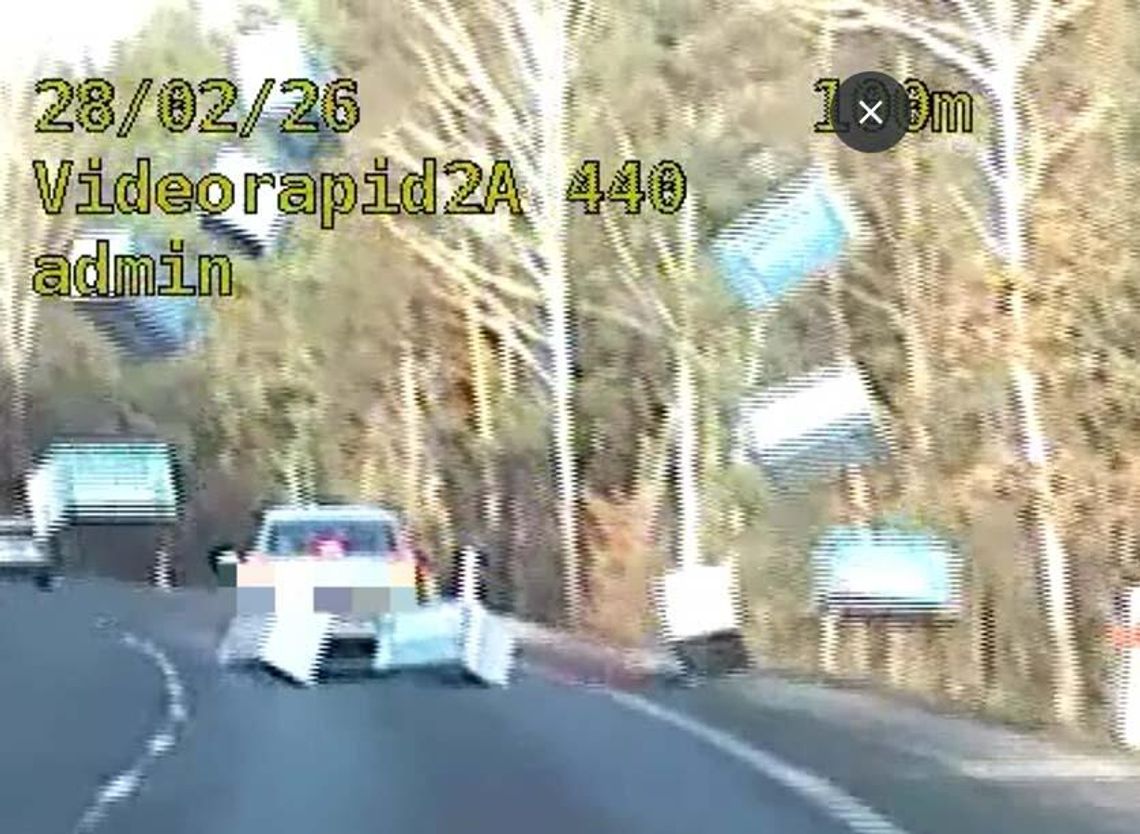 Kierowca auta z przyczepką zgubił ładunek podczas jazdy. Paczki styropianu spadły przed radiowóz Grupy SPEED