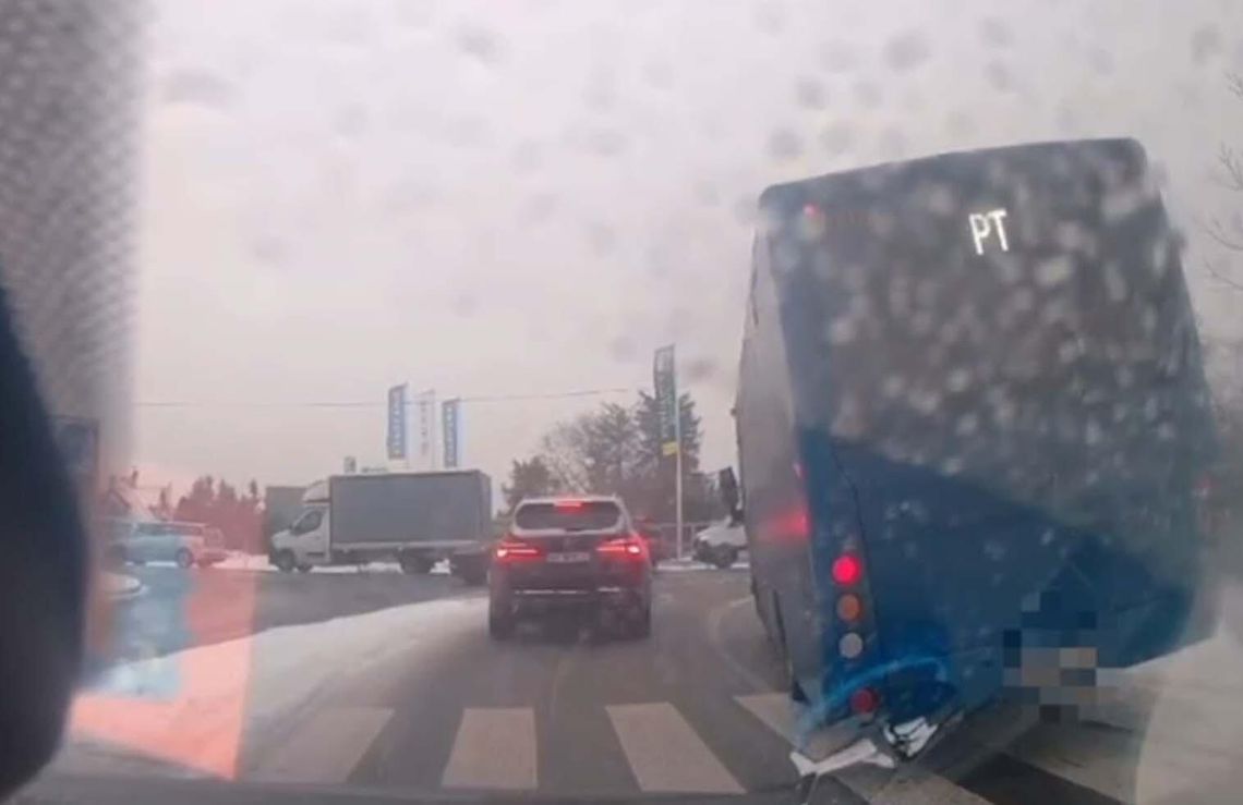 Kierowca autobusu chciał się przecisnąć między samochodami, ale nie wyszło i uderzył w mazdę Kierowca autobusu chciał się przecisnąć między samochodami, ale nie wyszło i uderzył w mazdę