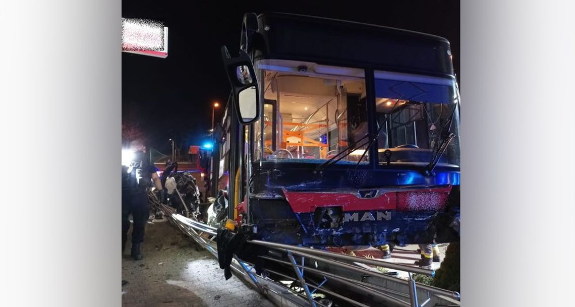 Kierowca autobusu miejskiego zasłabł i staranował auta. Okazało się, że ma koronawirusa