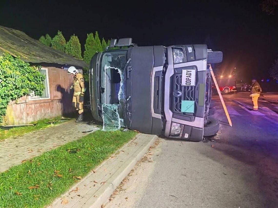 Kierowca autocysterny z biomasą przeszarżował na zakręcie. Zestaw się przewrócił, a ładunek wylał na drogę Kierowca autocysterny z biomasą przeszarżował na zakręcie. Zestaw się przewrócił, a ładunek wylał na drogę