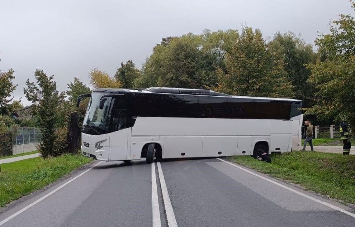 Kierowca autokaru próbował zawrócić, ale utknął. Zablokował drogę krajową